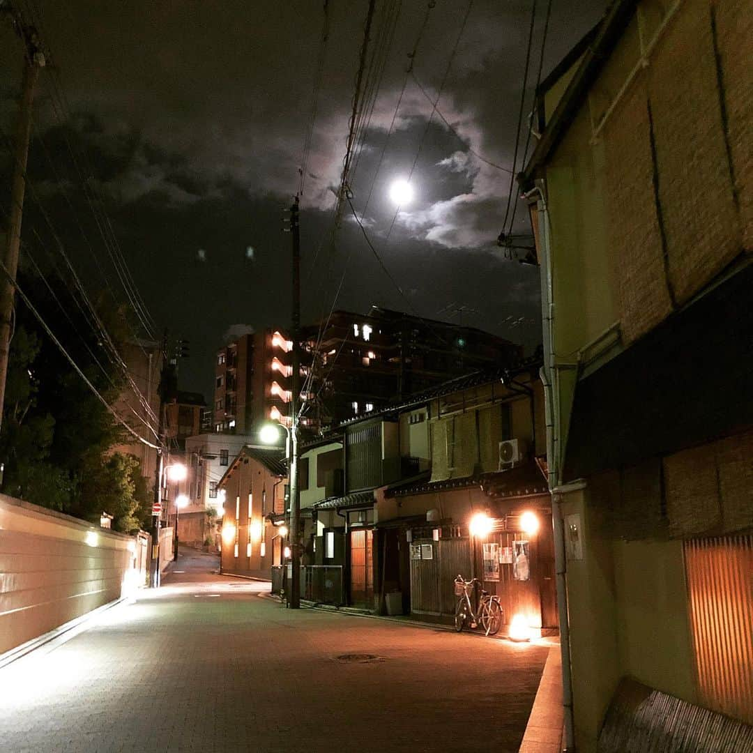 松本隆さんのインスタグラム写真 - (松本隆Instagram)「月明かり、青い祇園へ」9月16日 16時10分 - takashi_matsumoto_official