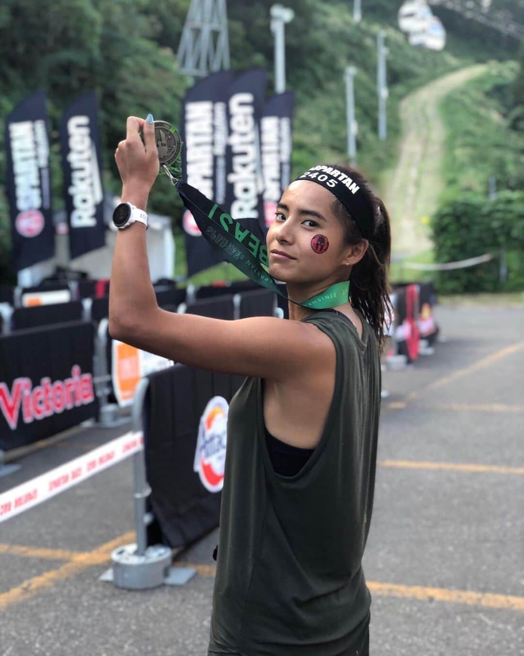 佐野千晃さんのインスタグラム写真 - (佐野千晃Instagram)「Spartan race 〜BEAST 21km 30crimp〜﻿ ﻿ CPFUの仲間と共に戦って来ました‹‹\(´ω` )/››‹‹\( ´)/›› ‹‹\( ´ω`)/››~♪((﻿ ﻿ SpartanSprintは何度か日本で開催されてましたが、BEASTは日本初上陸だったのでSpartan初参戦なのに21km、30個の障害物のあるBEASTに挑んできました←﻿ ﻿ 始まった瞬間坂道2.5km、1km降って1km登るの往復3.4回、重過ぎる強過ぎるキチガイな障害物、、、などで心やられかけましたが、仲間が一緒にいてくれて、近くにいる人が応援してくれて、、、なんとか完走することが出来ました( ´ ▽ ` )﻿ ﻿ そして年代別で1位﻿ 女性だけで4位﻿ 全体で49位と割と好成績でした笑﻿ ﻿ めちゃくちゃ緊張してすごく鬱になりかけたけど←﻿ 楽しくゴールできて良かった〜！﻿ ﻿ 4:52:56 #run #running #marathon #フルマラソン #マラソン #マラソン女子 #人生自由自在 #走る女子 #ファッション #ウェア #楽しく走る #ランニング #ジョギング #スパルタンレース #スパルタン #Spartan #Spartanracejp #Spartanrace」9月16日 16時10分 - sanochiaki810