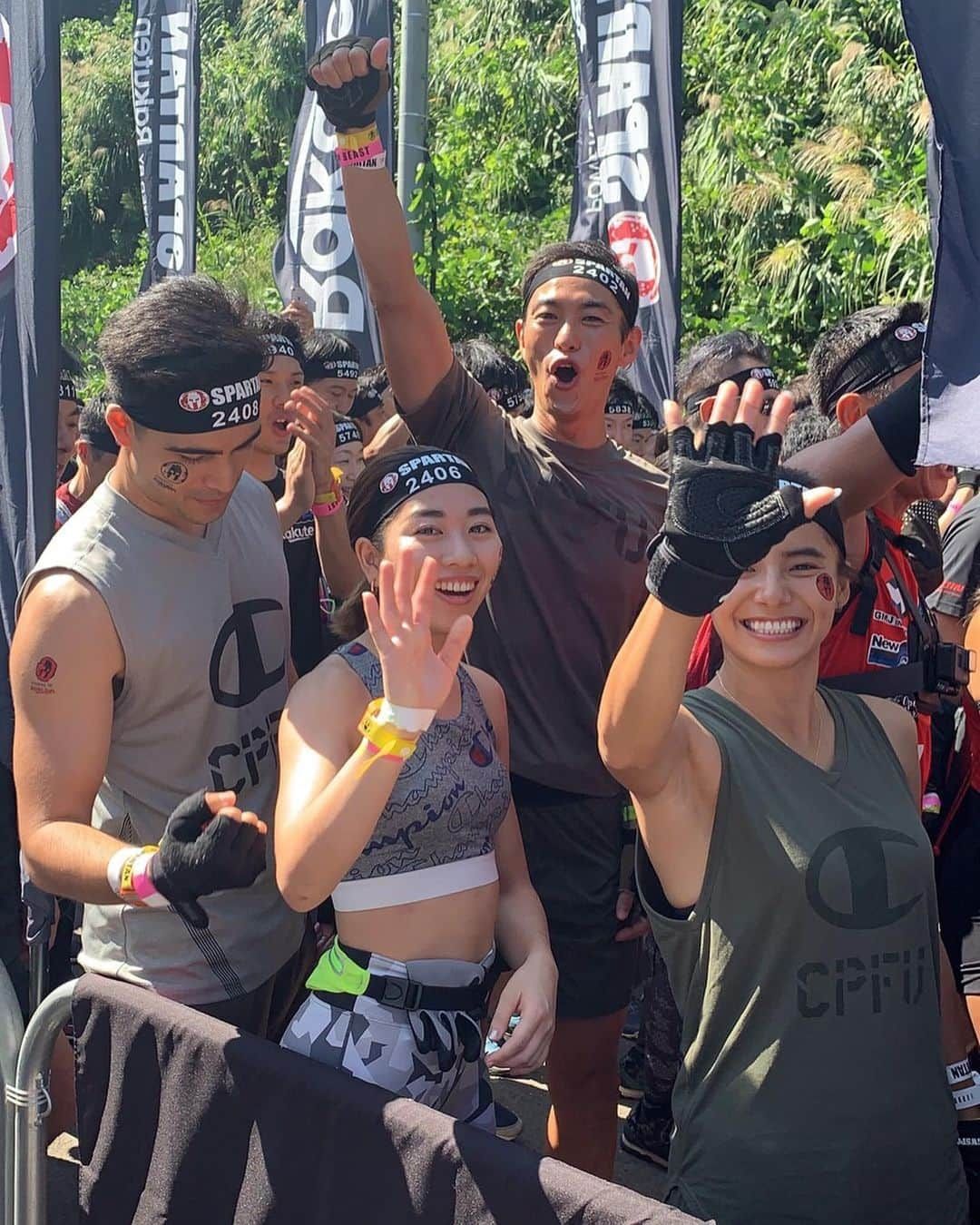 佐野千晃さんのインスタグラム写真 - (佐野千晃Instagram)「Spartan race 〜BEAST 21km 30crimp〜﻿ ﻿ CPFUの仲間と共に戦って来ました‹‹\(´ω` )/››‹‹\( ´)/›› ‹‹\( ´ω`)/››~♪((﻿ ﻿ SpartanSprintは何度か日本で開催されてましたが、BEASTは日本初上陸だったのでSpartan初参戦なのに21km、30個の障害物のあるBEASTに挑んできました←﻿ ﻿ 始まった瞬間坂道2.5km、1km降って1km登るの往復3.4回、重過ぎる強過ぎるキチガイな障害物、、、などで心やられかけましたが、仲間が一緒にいてくれて、近くにいる人が応援してくれて、、、なんとか完走することが出来ました( ´ ▽ ` )﻿ ﻿ そして年代別で1位﻿ 女性だけで4位﻿ 全体で49位と割と好成績でした笑﻿ ﻿ めちゃくちゃ緊張してすごく鬱になりかけたけど←﻿ 楽しくゴールできて良かった〜！﻿ ﻿ 4:52:56 #run #running #marathon #フルマラソン #マラソン #マラソン女子 #人生自由自在 #走る女子 #ファッション #ウェア #楽しく走る #ランニング #ジョギング #スパルタンレース #スパルタン #Spartan #Spartanracejp #Spartanrace」9月16日 16時10分 - sanochiaki810