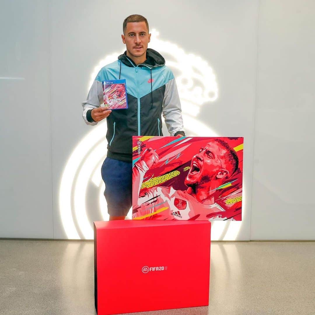エデン・アザールのインスタグラム：「Picked up the 1st Copy of #FIFA20 🔥🔥🔥Time to practice my friends! Thank you @EASPORTSFIFA #perks #cover」