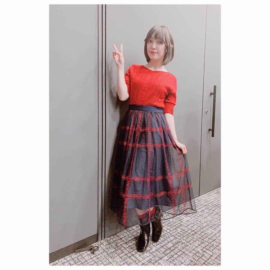 佐藤聡美さんのインスタグラム写真 - (佐藤聡美Instagram)「* * * 「アズールレーン 2nd Anniversary Fes」 ご来場下さった指揮官 配信で見て下さった指揮官 本当にありがとうございました☻ * * ずーっと出たいと思っていたアズレンのイベントに 念願叶って出演出来て嬉しかったです✨✨ * ローンのお話たくさん出来たのは幸せな時間でした。 久しぶりに彼女を演じる機会も頂けて、 指揮官達のどよめきに包まれて…楽しかったですよ☻ あと、空母も潜水艦もオファーお待ちしてます♡笑 * * 2日間ステージを盛り上げてくれた あさぽーん！！！！！ MCの安定感半端ないですね✨✨ あさぽんが同じステージにいると すごく安心します。 * * ともりちゃんの初々しい可愛らしさにほっこりして 立花さんの知識の豊富さに感動し 井澤さんのネプチューン愛を目の当たりにして 次はネプチューンを作ろうかと ステージ上でひっそり思っておりました。 加隈さんの6年間熟成させた 四つ葉のお話、めっちゃ面白かったな…🍀 Mさんは、本当にアズレンを大切にしてくれているのが お話の端々から伝わってきて 目がキラキラしていて、とても眩しかったです✨✨ 素敵な皆様と指揮官達と一緒に 楽しい時間を過ごせてしあわせ♡♡♡ * * この日は、ローンをイメージした衣装にしてみました！ 髪の外ハネは、メイクさんが頑張って下さったんですよ✨ ネイルとクロスのネックレスも なんとなく鉄血をイメージして。 指揮官が気付いて、ローンを想ってくれていたら嬉しいです☻ * * 帰りがけに、ローンのグッズをゲットですよーー！！！！ 珍しいローンのグッズ…！！！笑 マグカップは、なんとローン売り切れでした。。。 残念な様な…嬉しい様な…☻✨ いつかゲットできたらいいな。 * * ちゅーこって。 なかなか開発が難しいローンですが お迎えした暁には 大きく強く深く深く深ーーーーーーーい愛で 指揮官を包み込んでくれますよ♡ 是非、頑張ってみてくださいね💪 * * * * #アズールレーン #アズレン #2ndAnniversaryFes #アズレン2周年  #ステージ #楽しかったです #ローン #ネイル #指揮官 #開発頑張って #💖 #楠木ともり ちゃん #井澤美香子 さん #立花慎之介 さん #下田麻美 ちゃん #加隈亜衣 ちゃん #運営M さん #佐藤聡美  #ありがとうございました」9月16日 16時24分 - sugar_me58