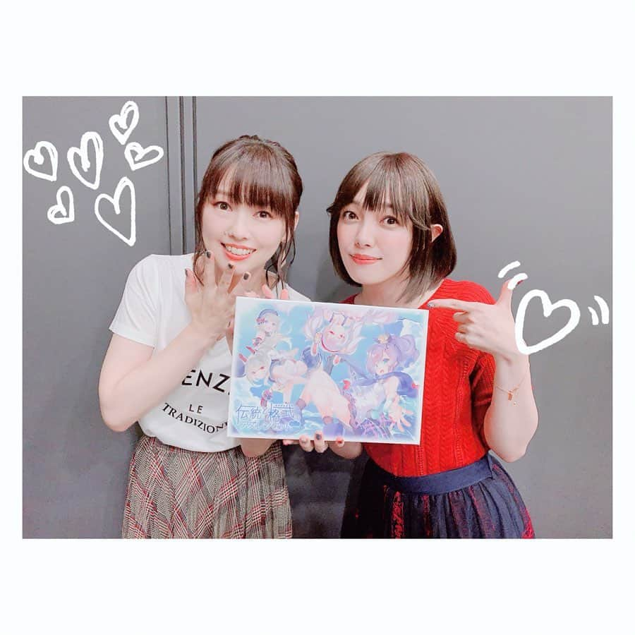 佐藤聡美さんのインスタグラム写真 - (佐藤聡美Instagram)「* * * 「アズールレーン 2nd Anniversary Fes」 ご来場下さった指揮官 配信で見て下さった指揮官 本当にありがとうございました☻ * * ずーっと出たいと思っていたアズレンのイベントに 念願叶って出演出来て嬉しかったです✨✨ * ローンのお話たくさん出来たのは幸せな時間でした。 久しぶりに彼女を演じる機会も頂けて、 指揮官達のどよめきに包まれて…楽しかったですよ☻ あと、空母も潜水艦もオファーお待ちしてます♡笑 * * 2日間ステージを盛り上げてくれた あさぽーん！！！！！ MCの安定感半端ないですね✨✨ あさぽんが同じステージにいると すごく安心します。 * * ともりちゃんの初々しい可愛らしさにほっこりして 立花さんの知識の豊富さに感動し 井澤さんのネプチューン愛を目の当たりにして 次はネプチューンを作ろうかと ステージ上でひっそり思っておりました。 加隈さんの6年間熟成させた 四つ葉のお話、めっちゃ面白かったな…🍀 Mさんは、本当にアズレンを大切にしてくれているのが お話の端々から伝わってきて 目がキラキラしていて、とても眩しかったです✨✨ 素敵な皆様と指揮官達と一緒に 楽しい時間を過ごせてしあわせ♡♡♡ * * この日は、ローンをイメージした衣装にしてみました！ 髪の外ハネは、メイクさんが頑張って下さったんですよ✨ ネイルとクロスのネックレスも なんとなく鉄血をイメージして。 指揮官が気付いて、ローンを想ってくれていたら嬉しいです☻ * * 帰りがけに、ローンのグッズをゲットですよーー！！！！ 珍しいローンのグッズ…！！！笑 マグカップは、なんとローン売り切れでした。。。 残念な様な…嬉しい様な…☻✨ いつかゲットできたらいいな。 * * ちゅーこって。 なかなか開発が難しいローンですが お迎えした暁には 大きく強く深く深く深ーーーーーーーい愛で 指揮官を包み込んでくれますよ♡ 是非、頑張ってみてくださいね💪 * * * * #アズールレーン #アズレン #2ndAnniversaryFes #アズレン2周年  #ステージ #楽しかったです #ローン #ネイル #指揮官 #開発頑張って #💖 #楠木ともり ちゃん #井澤美香子 さん #立花慎之介 さん #下田麻美 ちゃん #加隈亜衣 ちゃん #運営M さん #佐藤聡美  #ありがとうございました」9月16日 16時24分 - sugar_me58