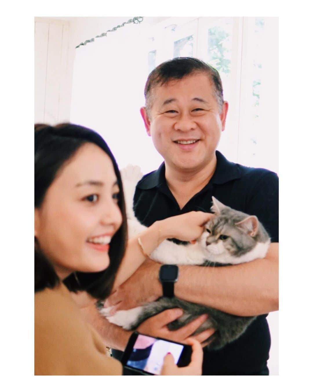 sancheloveさんのインスタグラム写真 - (sancheloveInstagram)「少し前の写真ですが、#ペットみるん のイメージフォト撮影時の一コマ。1枚目のタバ様を抱っこしてるTEPCOの中村さん( @cat_tsuyoshinakamra )は、なんとTVチャンピオンのスーパー家電王で #くらしのラボ という動画配信もされています。今回のペットみるんの設置(結果うちのアンティークなルーターが悪かったのですが..💦)でもたいへんお世話になりました🙏😭 2-3枚目はいつ見ても可愛いスタイリストのひるいちかさん( @hiruichika )。この日はお仕事の合間にうららに会いに来てくれました💕 4枚目は少し緊張気味なねこたちの中で唯一堂々と撮影されてるタバ様..さすがー😹😹 #kitty#catstagram#catstagram_japan#petstagram#picneko#instacat#meow#catoftheday#catofworld#ilovemycat#funnycat#猫#ねこ#にゃんこ#みんねこ#にゃんだふるらいふ#にゃんこ#ねこまみれ#ねこのいる暮らし Tabatha&Urara」9月16日 16時21分 - sanchelove