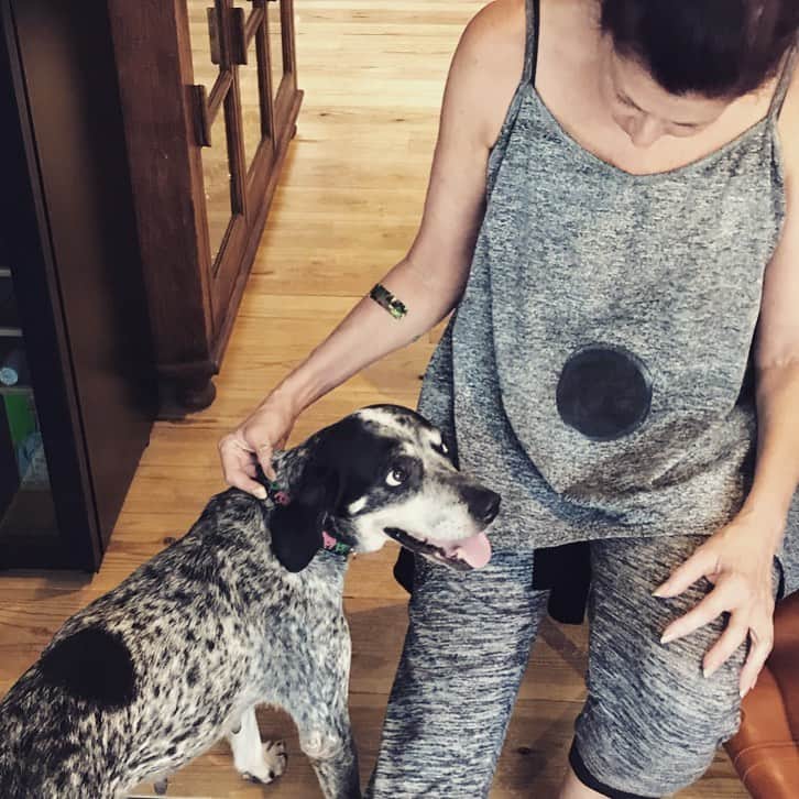 森泉さんのインスタグラム写真 - (森泉Instagram)「My mom wanted to match her dog...so she painted a big black circle on her shirt...don’t you think I have the craziest mother🤪  #bluetickmommy #bluetickcoonhound」9月16日 16時32分 - izumi.mori