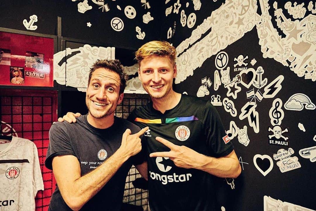 マルク・ホルンシュのインスタグラム：「Heute is #derby  Das bedeutet 100 % Fokus  Daher gebe ich @michafritz dem Freak von @vivaconagua meine Insta Account damit er Euch hoffentlich für sauberes Trinkwasser @vivaconagua und eine Menschenwürdige sanitäre Versorgung begeistern kann und er nimmt euch natürlich mit ins Stadion vom magischen @fcstpauli  #derby #fcsphsv #matchday #fcsp #ynwa #vivaconagua #sanktpauli 📸 @stefangroenveld」