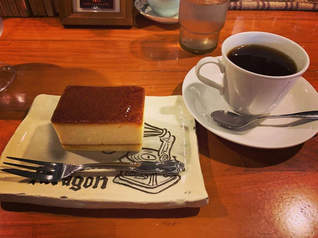 住吉美紀さんのインスタグラム写真 - (住吉美紀Instagram)「鹿児島県に行く度に必ず訪ねている大好きなJAZZ&自家焙煎珈琲「パラゴン」。豆選びから焙煎、ネルドリップの丁寧さが味からめちゃめちゃ伝わってくるコーヒー。あとコーヒーにぴったりのチーズケーキ。やっぱり美味しい〜。さらにパラゴンのスピーカーから流れる気持ちのよいレコードの音。最高です。 今年で創業43年。今年もマスターがお元気でよかったー(^^)ていうか開店5分で満席になったからね。どれだけ地元の方に愛されているか伝わる。 いやー。目的地に大好きなコーヒー店があると、旅のワクワク度がぐんと上がる私なのであります。  #コーヒー #喫茶店 #カフェ #チーズケーキ #パラゴン #いちき串木野市 #鹿児島」9月16日 16時29分 - miki_sumiyoshi