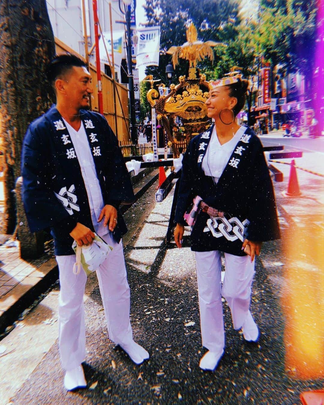 のインスタグラム：「👴🏽🙌🏽👵🏽 #japan#tokyo#shibuya#japanese#happy#samurai#matsuri#festival#fashion#ootd#family#couple#husband#日本#東京#渋谷#祭り#お祭り#神輿#お神輿#金王八幡宮#金王八幡宮例大祭#完全プラベ#パパラッチ#文春砲#ついに激写#白昼堂々の密会#完全にボツ案件」