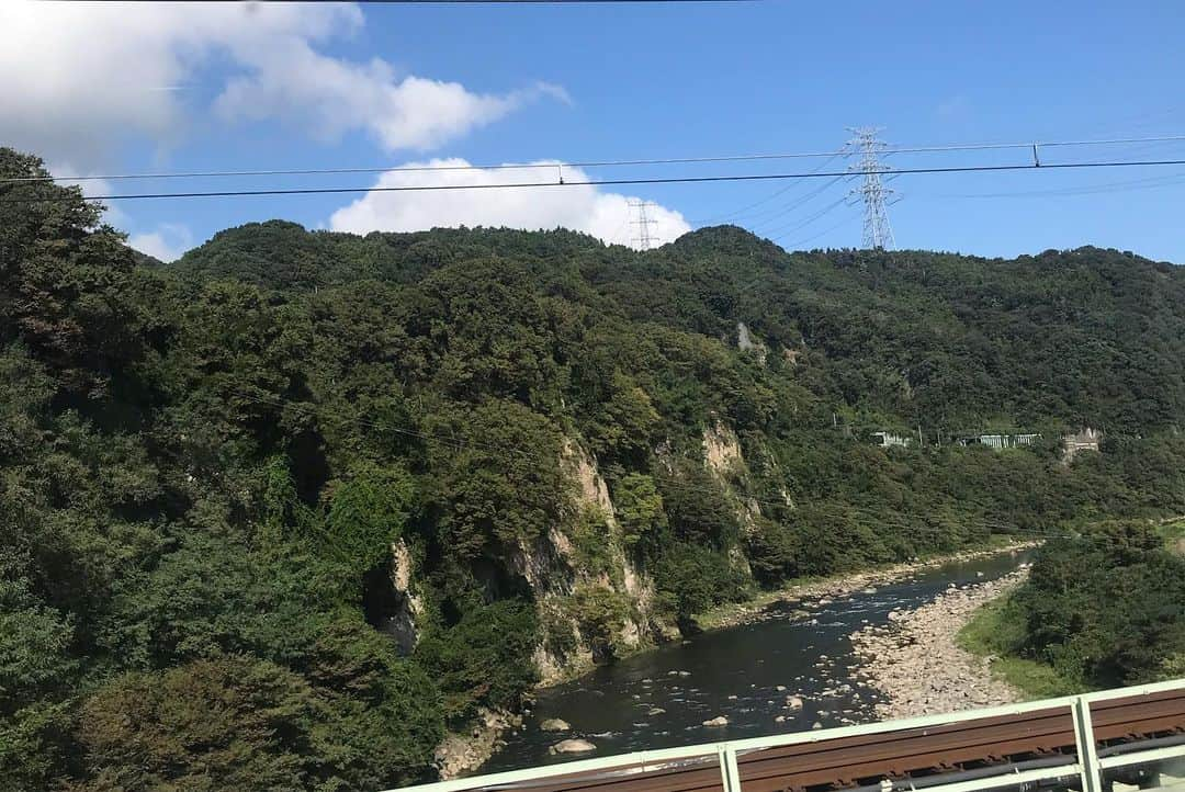 濱田将充さんのインスタグラム写真 - (濱田将充Instagram)「2019.9.15 BAY CAMP 2019 LEARNERS  山から海へ、上流から下流へ。自然から人工へ。ニューアコ一日出店からベイキャンプへ鈍行の旅してライブ。 沼田の河岸段丘や特別列車やら観ながらのんびりしてたら気づいたら工場地帯で、気づいたらステージに立ってました。4枚目はそんな事思ってました。 ベース欲全開でライブできました！！ ライブ写真はゆっこちゃん @yukiko_ono  #ラーナーズ」9月16日 16時40分 - masamichihamada