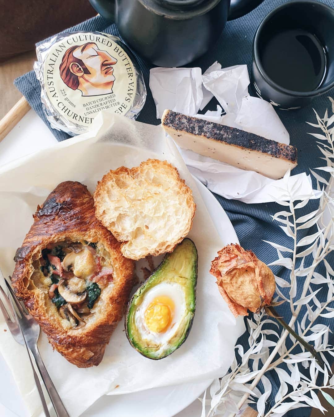 Erinaさんのインスタグラム写真 - (ErinaInstagram)「. . Croissant boat 🥐. . Mushroom + spinach +bacon . With egg avo 🥑 🥚. . Used the espresso cheese 🧀 ☕ and it was definitely perfect breakfast😋👌. .」9月16日 16時50分 - eliseaki