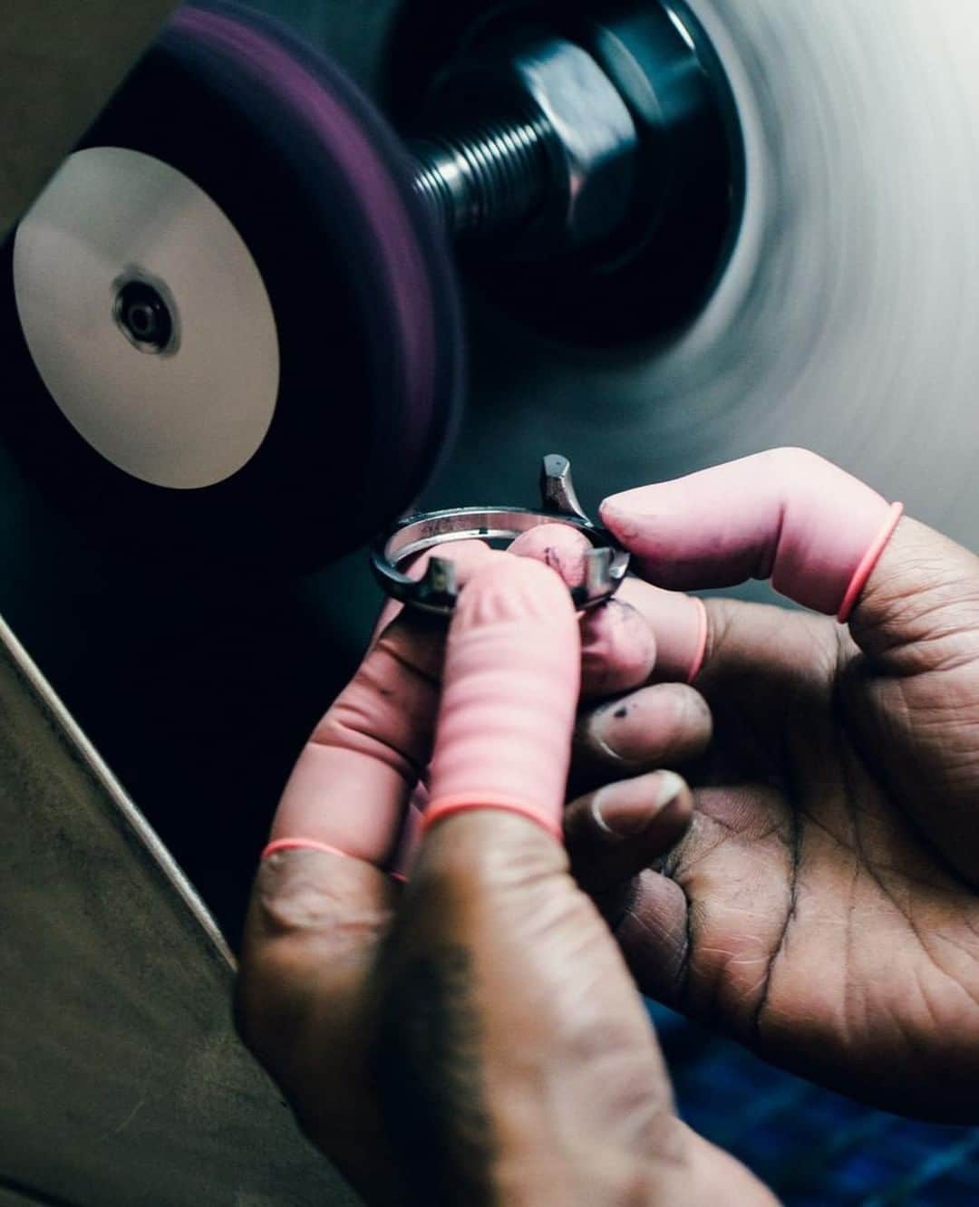 のインスタグラム：「THE ART OF CASE FINISHING.⁠ ⁠ After Bremont precisely machines its case components here in the UK, they are then hand polished to give them a very individual and hand-made feel. Our highly skilled polishing technicians have over 25 years of experience between them in this area. ⁠ #Bremont #British #Engineering #Luxury #Watchesofinstagram」