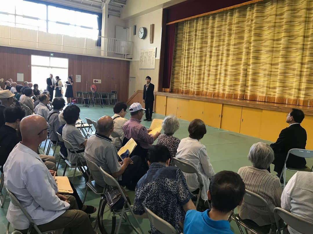 足立康史さんのインスタグラム写真 - (足立康史Instagram)「今日は、国民の祝日に関する法律（祝日法）で定められた「敬老の日」。 昨日は、老人福祉法で定められた「老人の日」、9月15日から21日までの一週間は老人週間。茨木市内の庄栄地区、中津地区、穂積地区の敬老会でお祝いを申し上げました。なお、中津小学校は私の母校です。」9月16日 16時45分 - adachiyasushi