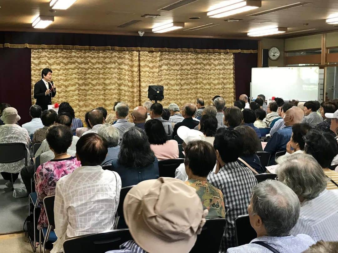 足立康史さんのインスタグラム写真 - (足立康史Instagram)「今日は、国民の祝日に関する法律（祝日法）で定められた「敬老の日」。 昨日は、老人福祉法で定められた「老人の日」、9月15日から21日までの一週間は老人週間。茨木市内の庄栄地区、中津地区、穂積地区の敬老会でお祝いを申し上げました。なお、中津小学校は私の母校です。」9月16日 16時45分 - adachiyasushi