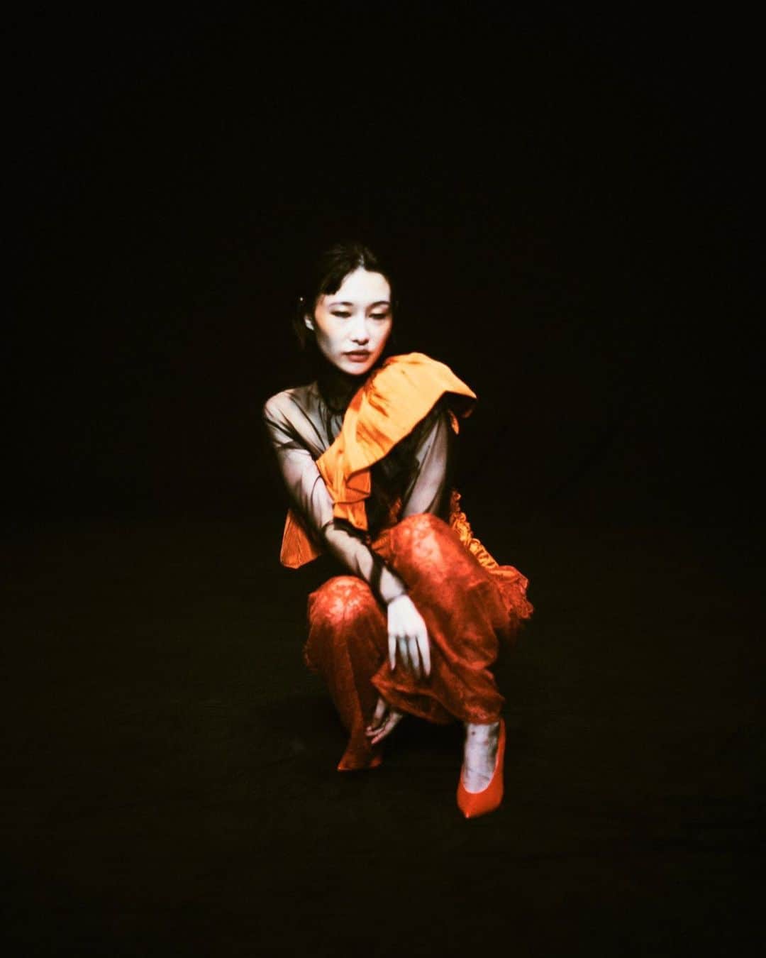 のインスタグラム：「._ photo by @hideyuki_sakuma  stylist by @yrtto  Hair make by @eriko_mr  Model @manahamada0222 (@vogueitalia )  #fashion #model #vogue #vogueitalia #photovogue #manahamada #hairmake #photography #photo #art #ファッション #japan #japanese #日本 #モデル #濱田茉奈」