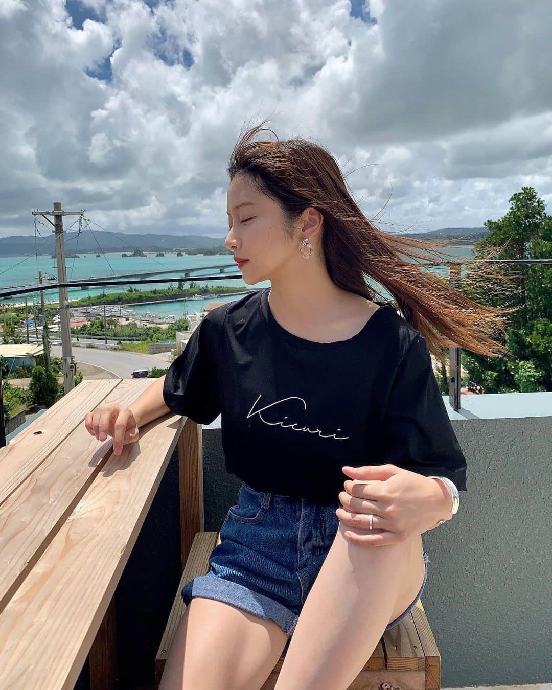 小澤美里さんのインスタグラム写真 - (小澤美里Instagram)「_ 風が強くて眩しくて若干半目になりがち_ それにしても沖縄は雲が近くて気持ちいい☁️♥️_  あと、ブルーシール🍦最高に美味しいんだけど、なんで秒で溶けるのかしら？_」9月16日 16時59分 - misatooozamisa
