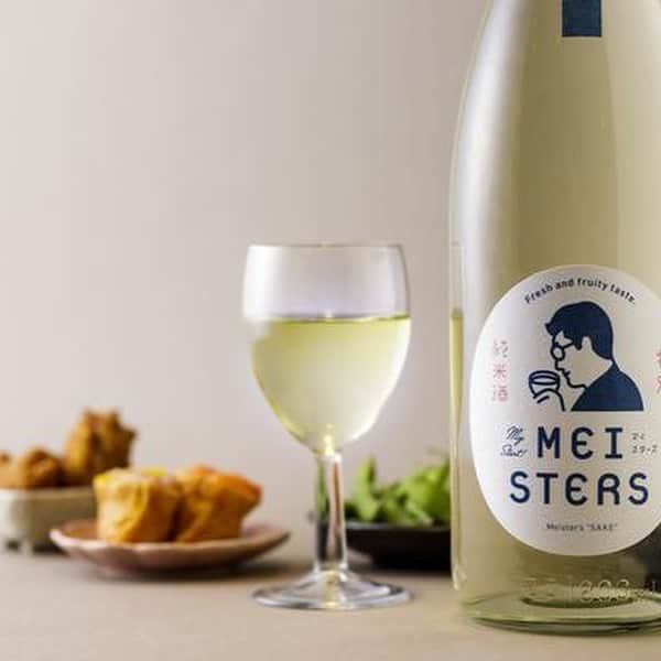 KURAND@日本酒飲み放題さんのインスタグラム写真 - (KURAND@日本酒飲み放題Instagram)「本日ご紹介するのは、年中フレッシュなお酒を味わってもらいたいという思いで、通年通して酒造りを行う山口県「はつもみぢ」の「MEISTERS（マイスターズ）」です。 . 「MEISTERS」は、“日本酒初心者が呑むべき決定版”をテーマに、酒造りの職人が生み出した渾身の一本です。一年を通して酒造りを行っているので、常にフレッシュな状態の日本酒が味わえます。 . ■ー年間を通して酒造りを行う四季醸造蔵 . 「MEISTERS」をつくるはつもみぢは、年間を通して厳密な温度管理のもと酒造りを行う四季醸造蔵です。一年を通して酒造りを行うことで常にフレッシュな状態の日本酒をお届けすることが可能になります。「MEISTERS」は、四季醸造蔵ならではの強みを生かすことで、常にフレッシュローテーションしながら鮮度の良さを維持しています。 . ■原料と酵母へのこだわり . 「MEISTERS」は、美しい香りを引き出すために麹米には山田錦を、掛米には西都の雫を原料に使用しました。また、美しい香りを生み出す酵母には1801酵母を使用し、香りを損なわないように低温でじっくり発酵させました。 . ■フレッシュ&フルーティーな味わい . 「MEISTERS」の味わいは、瑞々しいリンゴのような香りとすっきりとした飲み口、米本来の自然な甘みが特徴です。“マイスターのお酒”として自信を持っておすすめできる、飲み手にドキドキ感を抱かせてくれる一杯に仕上がりました。 . ■造り手からのコメント（杜氏・原田康宏さん ） . 「MEISTERS 特別純米酒 フレッシュ&フルーティー」は、日本酒を飲みなれていないかたでも楽しめるように酒質設計した日本酒です。山口県の米と水で造ったフレッシュな特別純米酒の魅力を少しでも多くのかたにお届け出来れば幸いです。 . #kurand #クランド #クランドサケマーケット #日本酒バー#日本酒bar #日本酒飲み放題 #日本酒好き #日本酒女子#sake #日本酒で乾杯 #日本酒専門店 #日本酒バル #日本酒部 #日本酒の会 #日本酒のお店 #日本酒居酒屋 #日本酒最高#今日の一杯 #ポン酒 #飲酒タグラム #山口県 #周南市 #はつもみぢ」9月16日 16時52分 - kurand_info