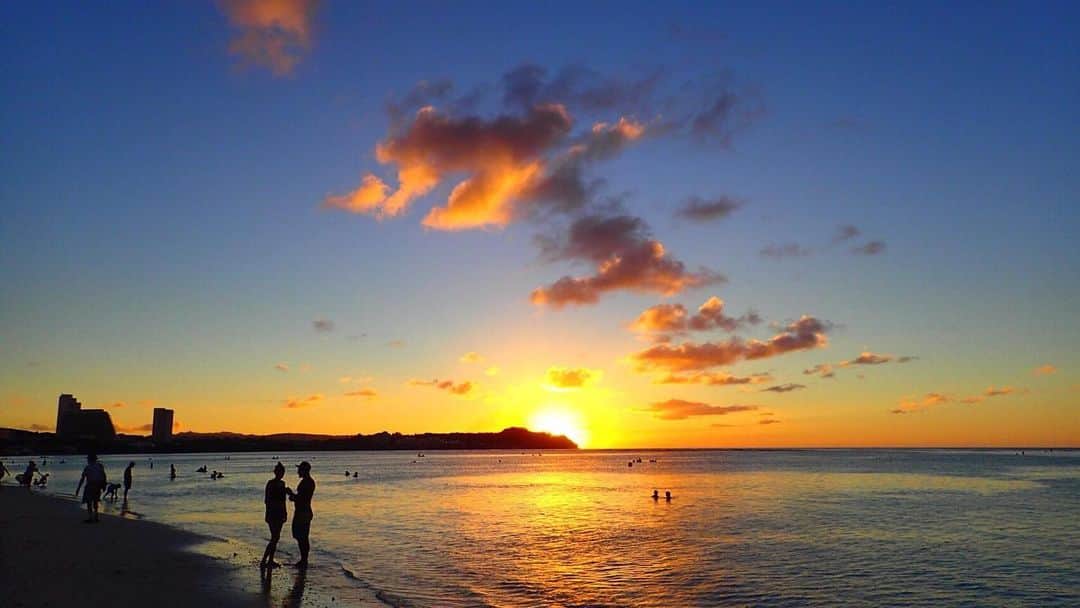 のインスタグラム：「3連休、全国的によく晴れましたね “夕焼けが綺麗な日の翌日は晴れ” これは夕焼けが落ちていく西側に厚い雲がないから、 雲は西側から東側へ移動するので翌日も晴れるという気象的な現象だそうで🌤 (例外もありですが🌪) . 私の育った大阪の家からは東に山が見えて、 毎朝その山から朝日が登っていたので 山がある方向はどこも東なんだと思っていた 過去があります。笑 頭の中宇宙すぎる👽  学生時代通った神戸は山が北、海が南、と すごく地理が分かりやすかったなぁ 皆さんの街にも地図の天然目印あるんでしょうか🗺  敬老の日、実家でまったり思い出を振り返ってたらこんな話になった今日のインスタでした😊  #敬老の日#天気#夕焼け #写真 は#グアム の#sunset#latergram」