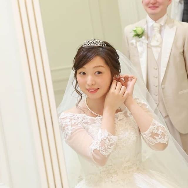 ホテルモントレウェディング【公式】 のインスタグラム：「♥ ￣￣￣￣￣￣￣￣￣￣ @montereyweddingをフォローして 『 #モントレ花嫁 』『 #ホテルモントレ』の タグをつけて投稿してくださいね＊*. ・ ホテルモントレ札幌 @h_monterey_sapporoの #卒花嫁 @mi615wedding さまより 素敵なお写真をリグラムさせていただきました！ ・ 結婚式当日のお仕度ショット✧* 事前のメイクリハーサルで 当日は安心してお任せできますね♡ ・ #モントレ #モントレ花婿 #プレ花嫁 #卒花  #marry花嫁 #dressy花嫁 #farnyレポ #プラコレ ﻿#maricuru #dressy花嫁 #日本中のプレ花嫁さんと繋がりたい #ウエディングニュース #flower #ウェディングドレス #dress #結婚式 #披露宴 #結婚式場 #2019年秋婚 #2019年冬婚 #ホテルモントレ札幌 #モントレ札幌 #札幌 #ブライダルヘア #ウェディングヘア #ブライダルヘアメイク #お色直し」