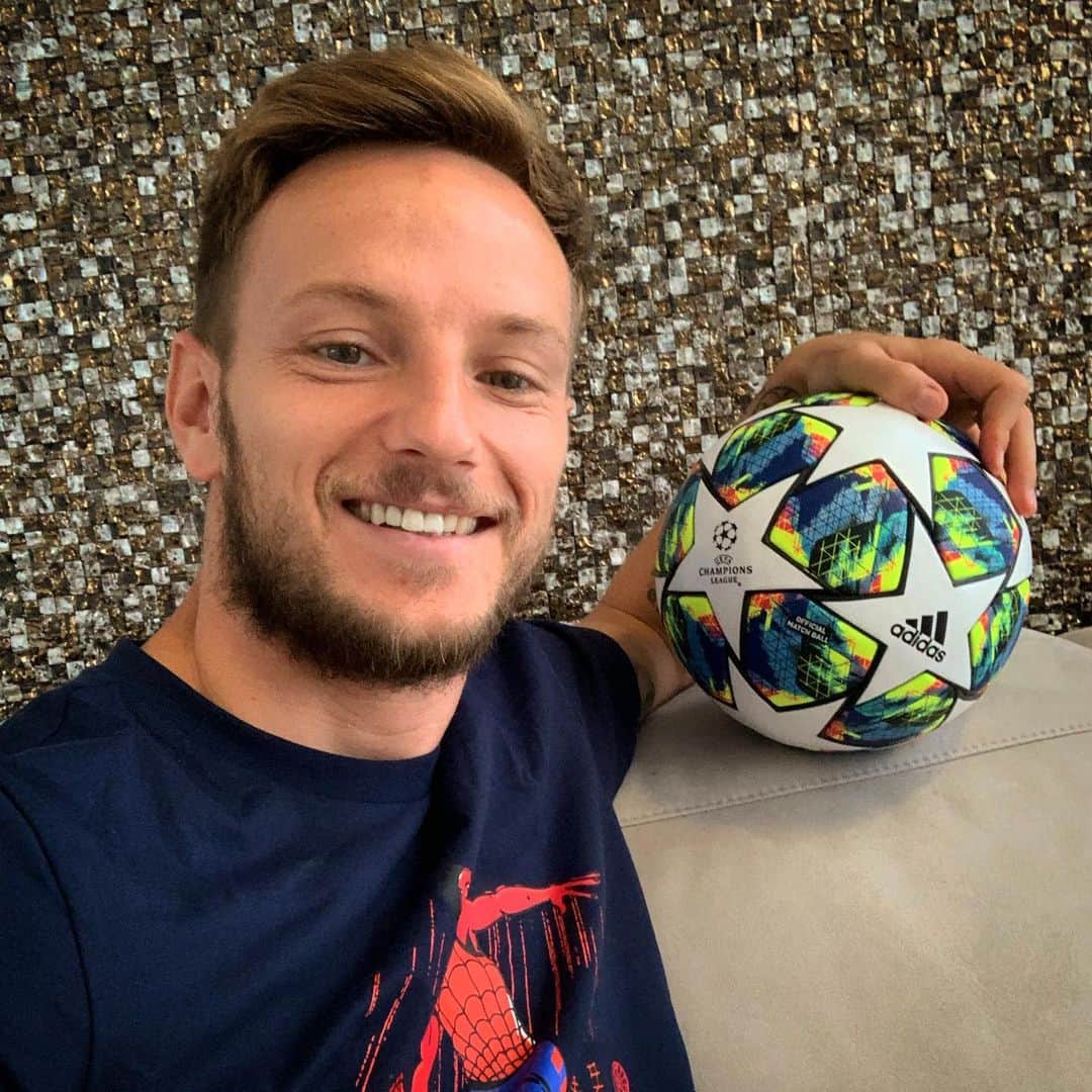イヴァン・ラキティッチのインスタグラム：「Buenos dias, con ganas de @championsleague..⚽️😁 #UCL #championsleague #newball @adidasfootball」
