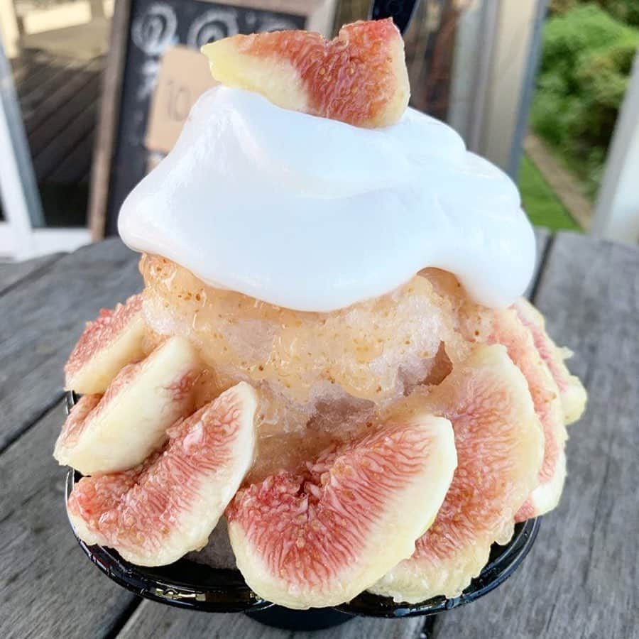 のインスタグラム：「「いちじくのかき氷」 リポスト🕴9月も中旬、けどまだまだ暑い！☀️ そのおかげでかき氷も美味しく食べられますね🍨🌈 . フルーツ専門の農園さんが提供される、いちじくのかき氷🍨 鈴鹿のyou農園さんです🙌 . 直売もされる農家さんが提供されるフルーツかき氷ということで、間違いなさそうですね😎💯 2019年のかき氷はそろそろ食べ納めかも？👀 . @mihorani さん、#ナゴレコ ありがとうございます🙆‍♂️🙆‍♂️ . Repost @mihorani ・・・ . 🌟いちじく農家さんがやっているから間違いない❗️小さなお店のいちじくかき氷🌟 . . 最近では八百屋さんがかき氷やフルサンを販売するのが流行りで嬉しいけど . . こちらは農家さんがやっている フルサン&スムージーのテイクアウトのお店✨ . . 今の時期、かき氷もやっているので行ってみた❣️ . . この日のかき氷は いちじくと桃(黄金桃だったかな) . . 私は当然 いちじくのかき氷目当て🍧 . . だって、いちじくも直売している いちじく農家さんだもの最強でしょ❣️ . 間違いないでしょ😍 . . と、 そうとうハードル上げて行ったのだけど . . この、いちじくが そうとう美味い❣️❣️❣️ . . 甘くて、赤い部分が多くて、熟し具合がちょうど良くて ホント❤️美味しい〜😋😋😋 . . 私が、ここ数年食べたいちじくの中で一番の美味しさで興奮した👍👍👍 . . ほぼいちじくでお腹いっぱい大満足💕 . . とっても美味しいから 直売のいちじくを買って帰りたかっけど残念ながら売り切れ😭 . フルサンもすぐに売り切れてしまうらしく完売😭 . . スムージーもテイクアウトしていくお客さんが次々来ていたので . . また近くに行ったら フルサンとスムージーを買ってみる🥰 . . . テイクアウト専門店だけど 外のテーブルで食べることできました👌 . .」