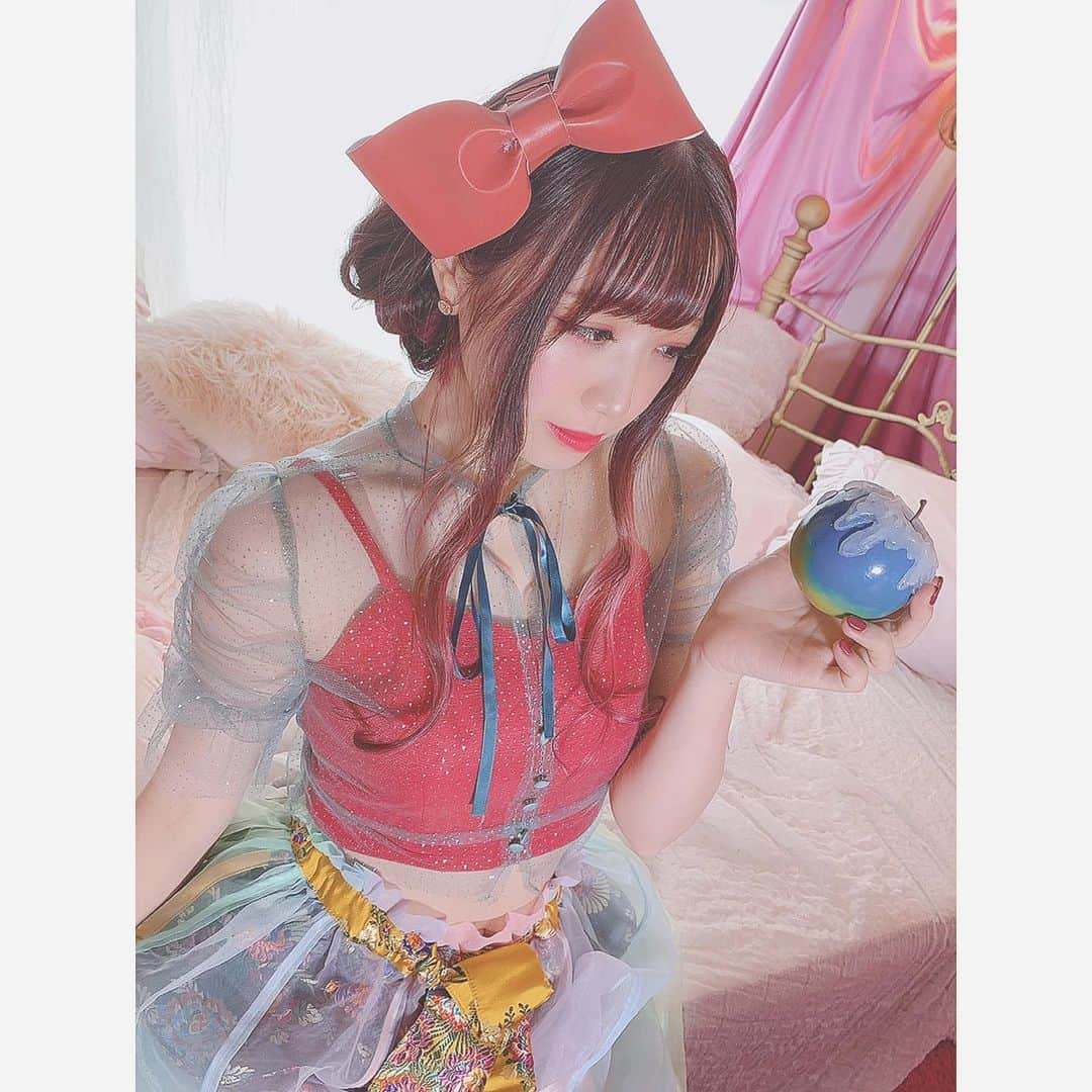 桜野羽咲さんのインスタグラム写真 - (桜野羽咲Instagram)「🍎﻿ ﻿ ﻿ ﻿ ﻿ 毒林檎を食べたのは王子様と結ばれるために、﻿ わざとだよ。﻿ ﻿ ﻿ ﻿ ﻿ ﻿ ダークメルヘンな﻿ 白雪姫のパラレルワールド﻿ ﻿ ﻿ ﻿ ﻿ ﻿ ﻿ ﻿ ﻿ ﻿ #さな誕1006すべてはお伽話のために #撮影 #白雪姫 #おとぎ話 #世界観 #ダークメルヘン #メルヘン #パラレルワールド #オリジナルストーリー #スタジオ #japanesegirl #girl #photography #fashion #märchen #goth #akihabara #event #MEMUSE #snowwhite #originalstory #parallelworld #selfie #ulike #ulikecamera #camera #instagood」9月16日 17時02分 - sakuranousa