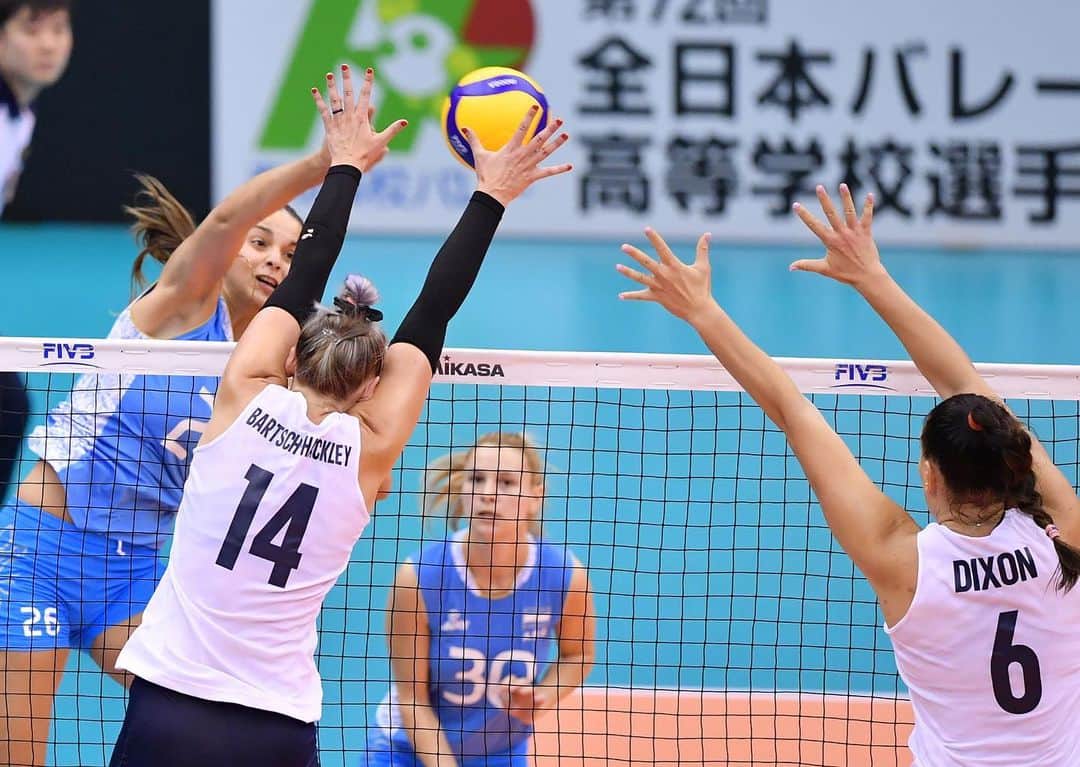 USA Volleyballさんのインスタグラム写真 - (USA VolleyballInstagram)「Karsta Lowe scored 22 points in leading @usavwnt past Argentina in 4 sets to remain undefeated in the #FIVBWWCup through 3 matches. @teamusa has an off day before facing Netherlands on Wednesday. --- Recap on usavolleyball.org. 📸 @volleyballworld」9月16日 17時13分 - usavolleyball
