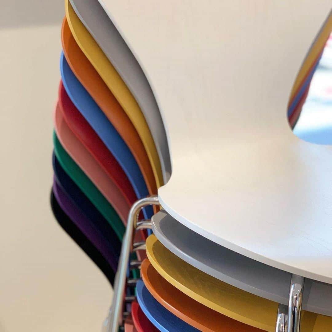 フリッツハンセンさんのインスタグラム写真 - (フリッツハンセンInstagram)「All the colours of the rainbow | feat. Series 7™ chairs in coloured ash  Explore more via link in bio.  Picture by @yeonfhwa  #fritzhansen #series7 #chair #arnejacobsen #rainbow #scandinaviandesign #modern」9月16日 17時15分 - fritzhansen