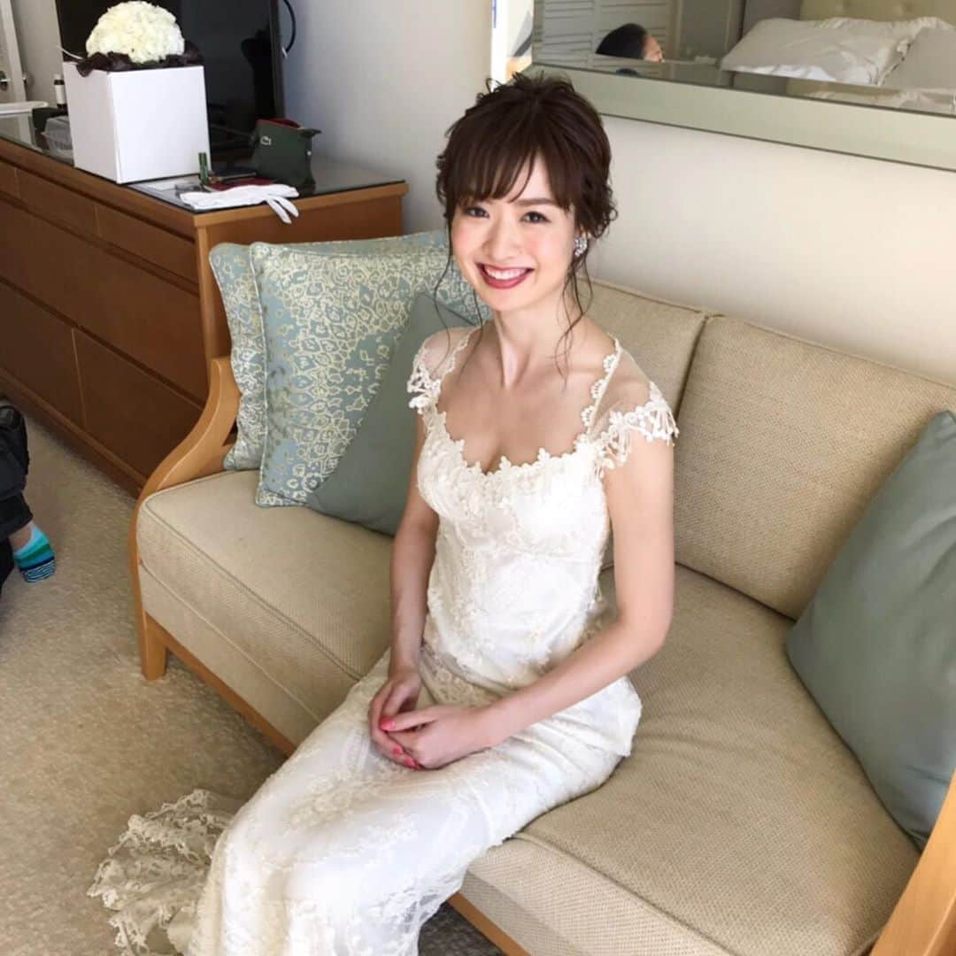 吉羽真紀さんのインスタグラム写真 - (吉羽真紀Instagram)「ゆるっとしたカジュアルなシニヨン🌺 小田嶋さん @abbeyodaji のカラーとハイライトのおかげでとってもいい感じに🤙 当日はあかりさん @akari.hairmakeup が別人にしてくれました 担当してもらえて本当に良かった ありがとうございます☺️❤ #beacondress #beaconbrides #clairepettibone  #ハレクラニウェディング #海外ウェディング」9月16日 17時31分 - makiyoshiba_0911