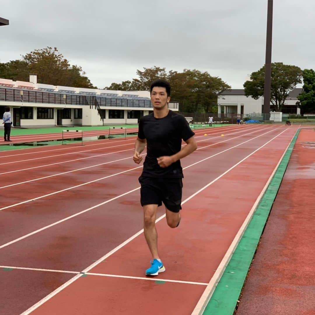 村田諒太さんのインスタグラム写真 - (村田諒太Instagram)「雨でゴルフ場は走れないと判断し、陸上競技場へ ゴルフ場でやっているインターバルと同じ感じで、正確に1キロを走ってみると、3分10秒でした 多分これに±3~4秒くらいで推移して、インターバル5本走っているのかと思います タイムとしては良い感じですし、3分10秒に対しては余裕があったので、このキャンプにおける仕上がりは良いと思います 明日ロング走ってキャンプ終了です もうひと頑張りします #training #running #boxing #トレーニング #ランニング #ボクシング」9月16日 17時36分 - ryota_murata_official