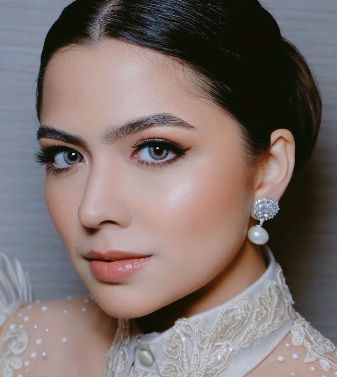 Alexa Ilacadさんのインスタグラム写真 - (Alexa IlacadInstagram)「Modern Filipina 👸🏽✨ #ABSCBNBALL2019 #bblovemore 📸 @no_name_ph . Serving face by @moriellim 💄 Hair by @ronleonor using @lynellehair extensions with @aztaurbansalon Hair color & cut 💆🏻‍♀️ Brows & lashes by @momoisupe, skin by @facesandcurves_ph, smile by @ilovemydentist, & contact lenses from @freshlookph @airoptixph 😊 Special thanks to @no_name_ph for being such an amazing photographer 🖤」9月16日 17時36分 - alexailacad