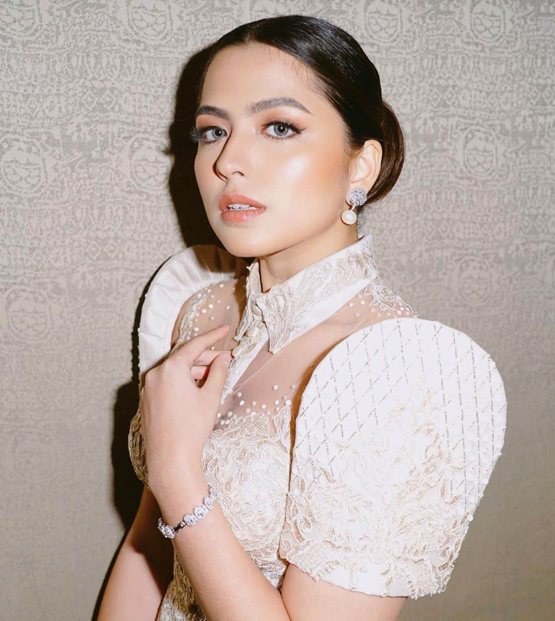 Alexa Ilacadさんのインスタグラム写真 - (Alexa IlacadInstagram)「Modern Filipina 👸🏽✨ #ABSCBNBALL2019 #bblovemore 📸 @no_name_ph . Serving face by @moriellim 💄 Hair by @ronleonor using @lynellehair extensions with @aztaurbansalon Hair color & cut 💆🏻‍♀️ Brows & lashes by @momoisupe, skin by @facesandcurves_ph, smile by @ilovemydentist, & contact lenses from @freshlookph @airoptixph 😊 Special thanks to @no_name_ph for being such an amazing photographer 🖤」9月16日 17時36分 - alexailacad