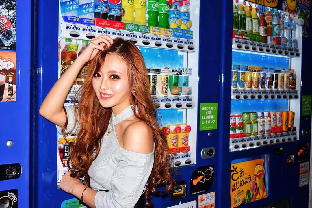 のインスタグラム：「. 載せ忘れてた自販機女子。 明日からokinawa❤️超たのしみ！ 予定入れすぎてパンクしそうだけど🌈 それくらいが丁度いいよね(๑˃̵ᴗ˂̵)💛 . #ポトレ女子 @_ryota_seto  #カメラマン #ポートレート #広告 #作品撮り #自販機 #えちえち  #可愛い #モデル #ダンサー #gogoダンサー #こんにちは😃 #l4like」