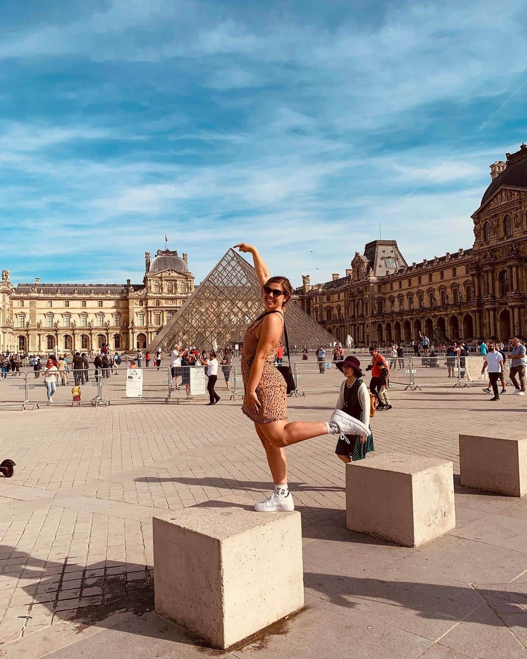 フィービー・ディ・トマソのインスタグラム：「With Mum in Paris for 39mins... Nails the tourist shot #ONETAKEWONDER #LOURVE #BACKONTOUR #PARIS #FRANCE」