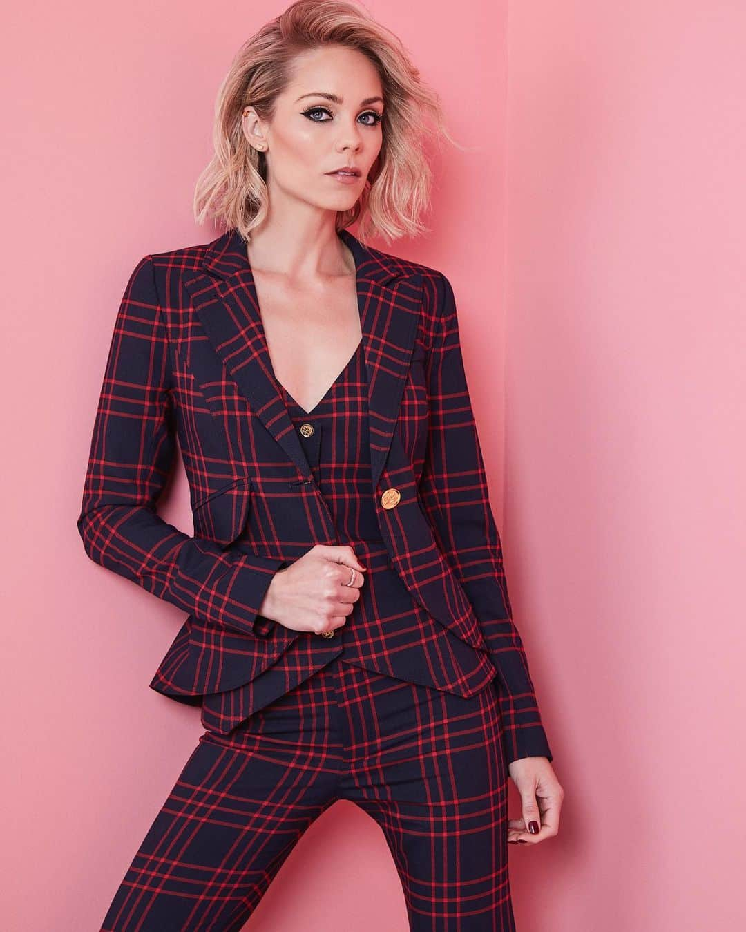 ローラ・ヴァンダーヴォートさんのインスタグラム写真 - (ローラ・ヴァンダーヴォートInstagram)「Doesn’t get more Canadian than this! Canadian girl in a Canadian designed @smythebrand plaid suit for @ellecanada 🇨🇦🙌🏻. Big thanks to @ellecanada & @etcanada for this portrait session during @tiff_net Thank you @satyandpratha 📸 Thank you @theofficialpandora for the bling ✨ Hair/ Makeup By @glennnutley  THANK YOU @smythebrand for this incredible three piece Canadian power suit! I’m in love with everything you make 🙌🏻 . . . . . . #actor #producer #portrait #ellecanada #lauravandervoort #pandora #etcanada #smythe #suit #plaid #canadian #red #powersuit」9月17日 3時05分 - lauravandervoort