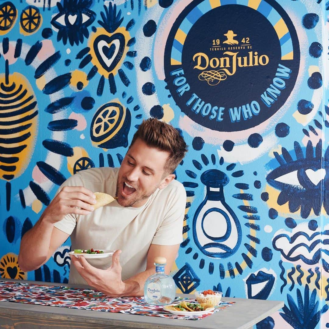 ジョーダン・ロジャースのインスタグラム：「Celebrating Mexico and all of my favorite things about it #ad authentically with @donjuliotequila and the best tacos from @oakclifftrompo at their brand new location with a custom mural from @claudiolimon #forthosewhoknow #donjulio #nationalguacamoleday 🥑💪🏽#mexicanindependenceday」
