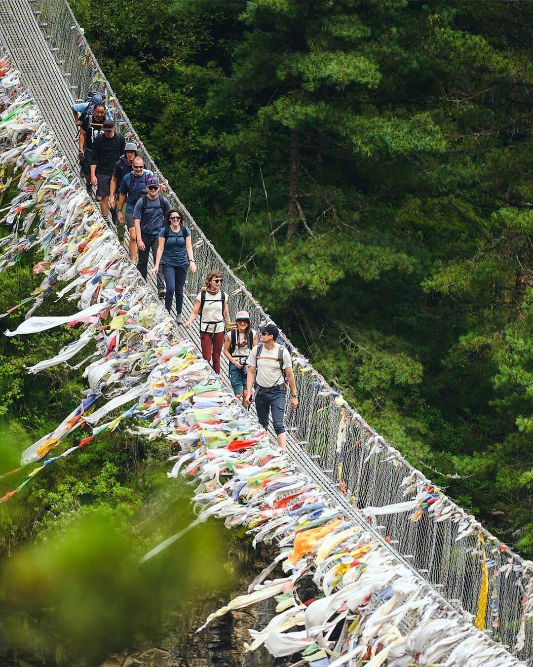 マウンテンハードウェアさんのインスタグラム写真 - (マウンテンハードウェアInstagram)「Trekking together and field-testing products outside the four walls of our HQ. Hit the link in our bio and see the products we’ve outfitted the #mhweverest2019 expedition team with. 📷: @francoislebeau」9月17日 3時07分 - mountainhardwear