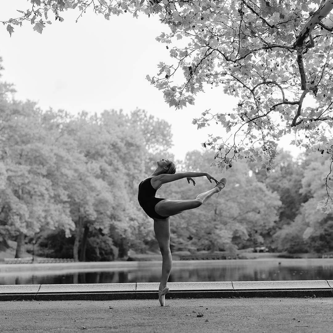 ballerina projectさんのインスタグラム写真 - (ballerina projectInstagram)「Hannah Fischer in Central Park. #ballerina - @hannahfischer94 #centralpark #conservatorywater #newyorkcity #ballerinaproject #ballerinaproject_ #ballet #dance #pointe #hannahfischer  The Ballerina Project book is now in stock at Amazon. Link is located in our Instagram profile. @ballerinaprojectbook #ballerinaprojectbook」9月17日 3時20分 - ballerinaproject_