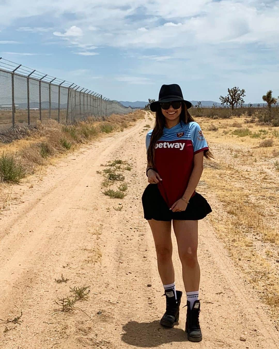 ミア・ハリファさんのインスタグラム写真 - (ミア・ハリファInstagram)「Oi, LET ME FUCKING LIVE AND ENJOY SOME EPL. @westham wasn’t even playing yesterday, what kind of twat wears the kit of a team that’s not participating in the match to the stadium? Time for all of y’all to stop hating from your mom’s spare bedroom. Acting like you wouldn’t jump at the opportunity to run around a pitch post game, and see the locker room & lineup two hours before it’s announced if you had the chance. SHUT UP. Also, fuck Aston Villa. #COYI ⚒」9月17日 3時30分 - miakhalifa