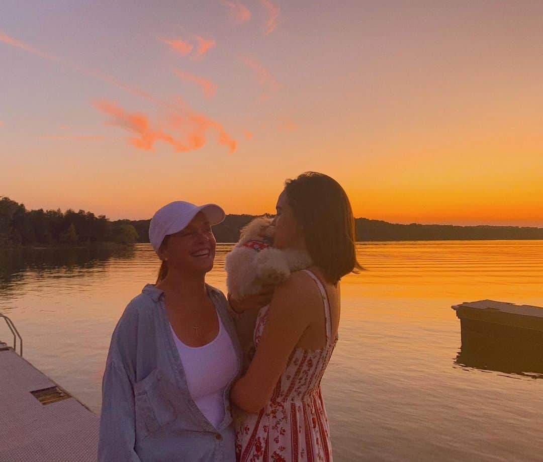 ベイリー・マディソンのインスタグラム：「Mama and Murphy came to visit me on set in Nashville and it was everything 💕💕 I love you! @momma_madison @murphywoofmadison」