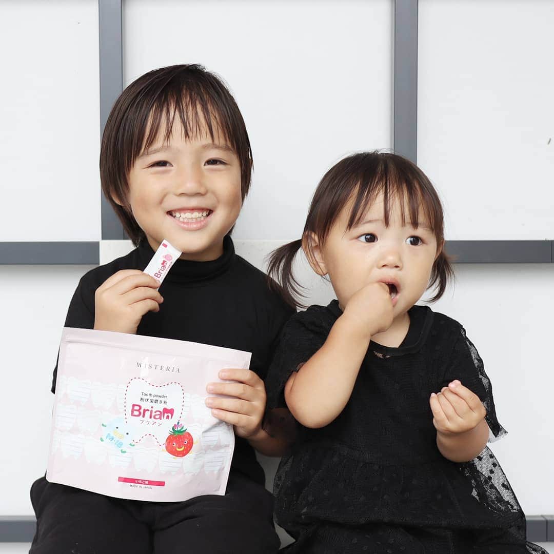 Eri Satoのインスタグラム：「息子が小さい頃から使ってる歯磨き粉、【Brian（ブリアン）】 · Brianは、 👉食品成分100％ 👉虫歯予防に効果のある善玉菌“ブリス菌”を使用 👉パウダータイプでお菓子のようないちご味🍓 👉うがいのできない子でも使える 普通の歯磨き粉とはちょっと違うんです✨ · 最近娘が歯磨きイヤイヤ期なので使ってみたら···喜んで口を開けてくれました🤣👍 · うがいしなくても大丈夫なので、外出先でも使えるのがありがたい😋 · 定期会員になると、特典の小皿と歯ブラシも。 この小皿、意外と便利だった♪ @brian_wisteria のTOPページのURLから購入できるからチェックしてみてね👀✨ · #ブリアン#ブリス菌#歯磨き大好き#歯磨き#歯ブラシ#いちご味#虫歯予防#リンクコーデ#きょうだいママ#兄妹ママ#兄妹#きょうだい#PR」