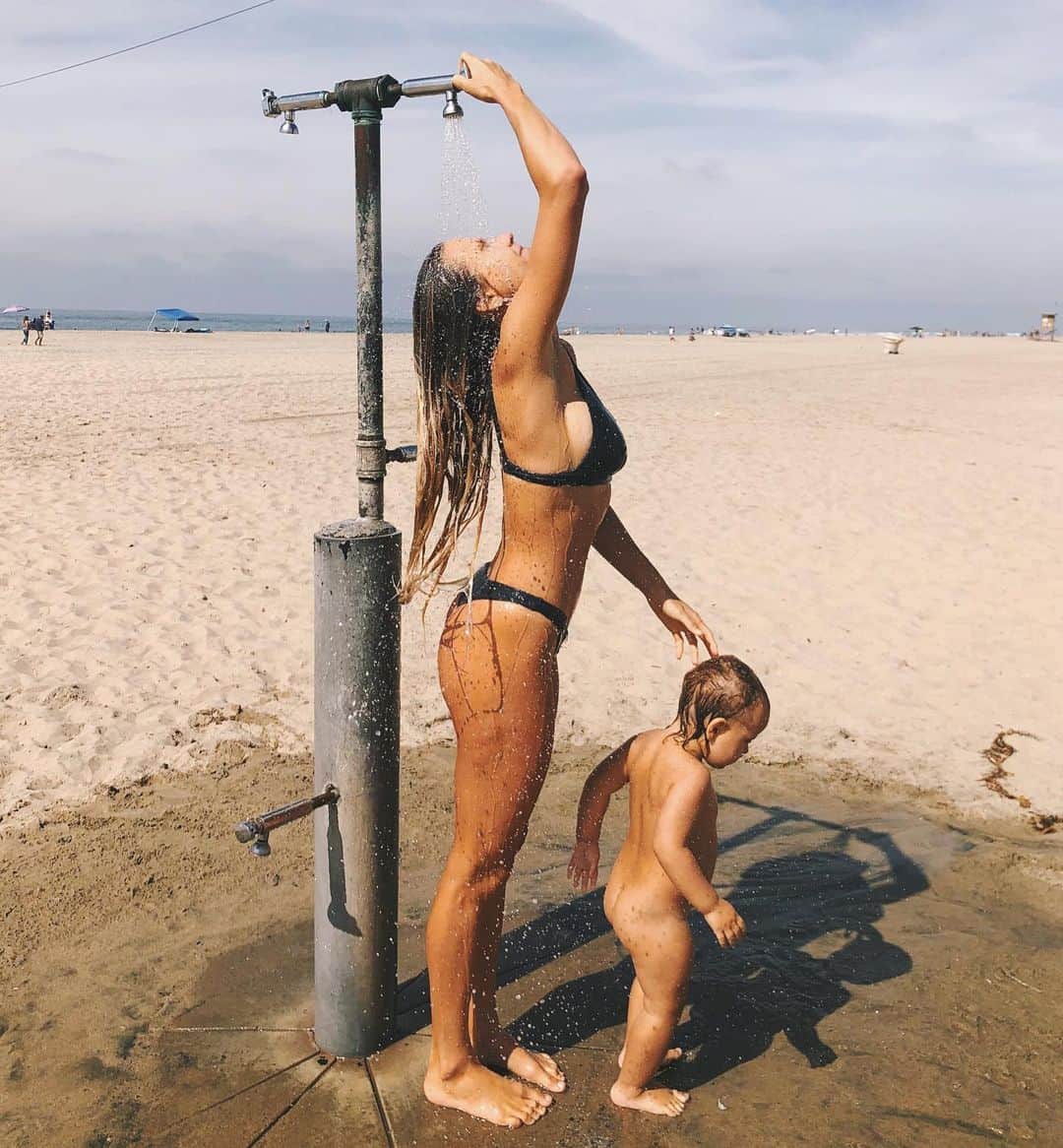 アラナ・ブランチャードのインスタグラム：「Outdoor shower > indoor shower 🌞」