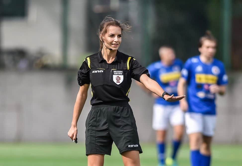 Karolina Bojarさんのインスタグラム写真 - (Karolina BojarInstagram)「Goal kick 💁🏻‍♀️⚽️ fot. Maciej Czarniak/Trojmiasto.pl • #lovewhatyoudo ♥️ #FundacjaPsiaKrew #football #match #referee #charitymatch #goalkick」9月17日 3時54分 - bojarmeow