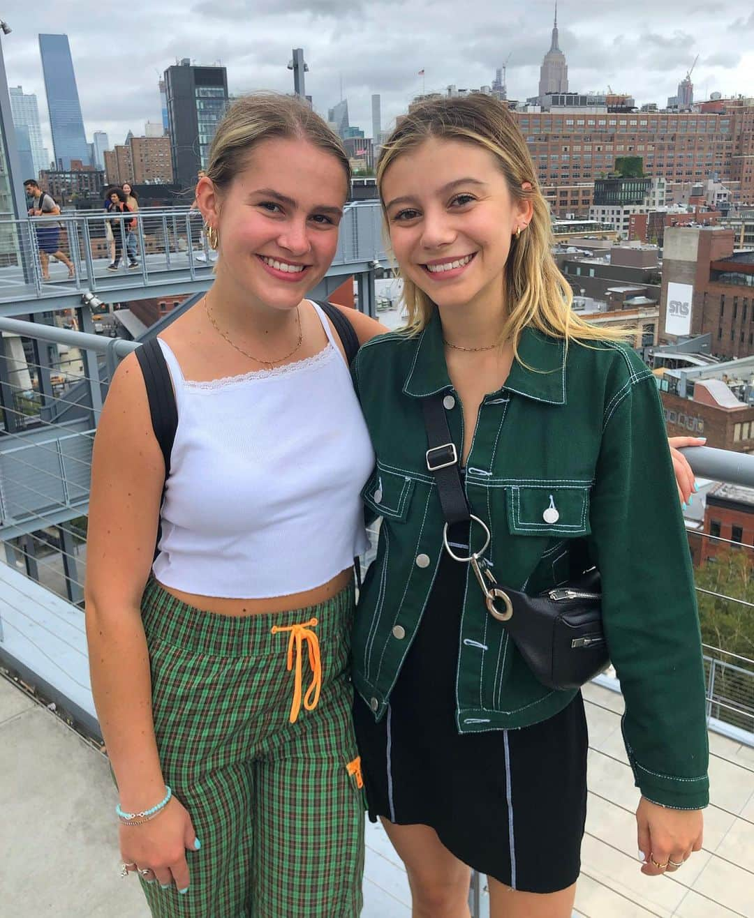 G・ハネリウスさんのインスタグラム写真 - (G・ハネリウスInstagram)「twins take nyc👯‍♀️#day #to #night」9月17日 3時46分 - ghannelius