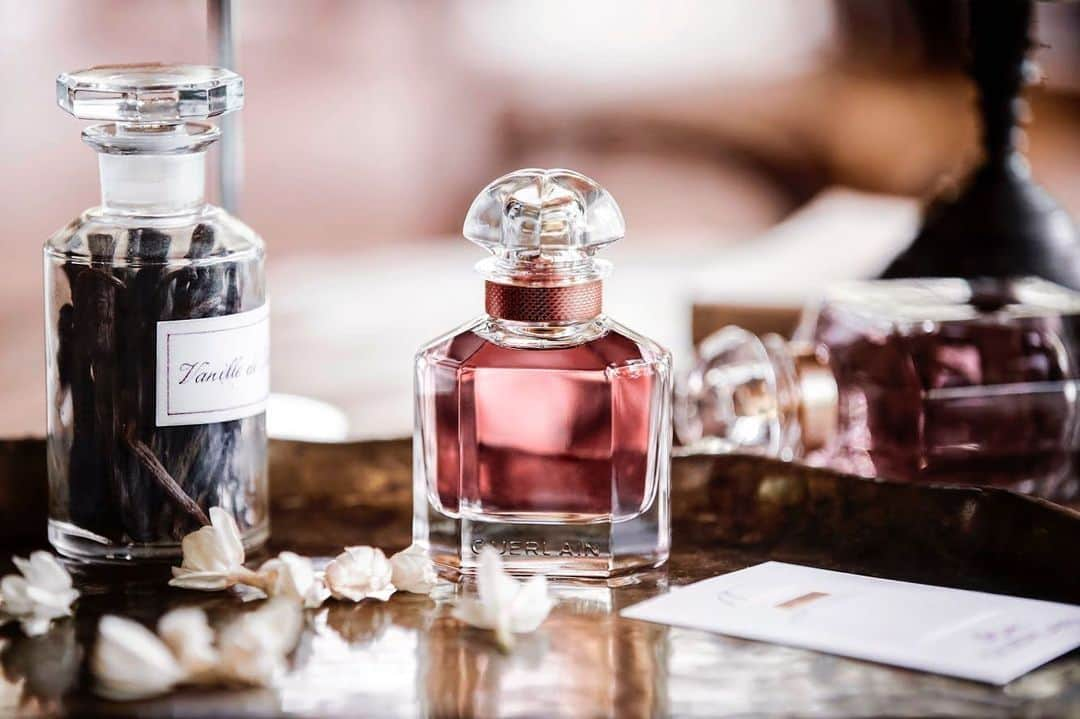 ゲランさんのインスタグラム写真 - (ゲランInstagram)「« A play on intensity was an obvious decision. It’s the most Guerlain-like element of Mon Guerlain. It is this heavy dose of lush vanilla that creates an addictive quality, while offering up both elegance and mystery. » ⠀⠀⠀⠀⠀⠀⠀⠀⠀⠀⠀ Guerlain Parfumeur Delphine Jelk describes our newest addition to the Mon Guerlain collection. ⠀⠀⠀⠀⠀⠀⠀⠀⠀⠀⠀ #guerlain #guerlainparfumeur #MonGuerlainIntense #perfume #sotd」9月17日 3時56分 - guerlain