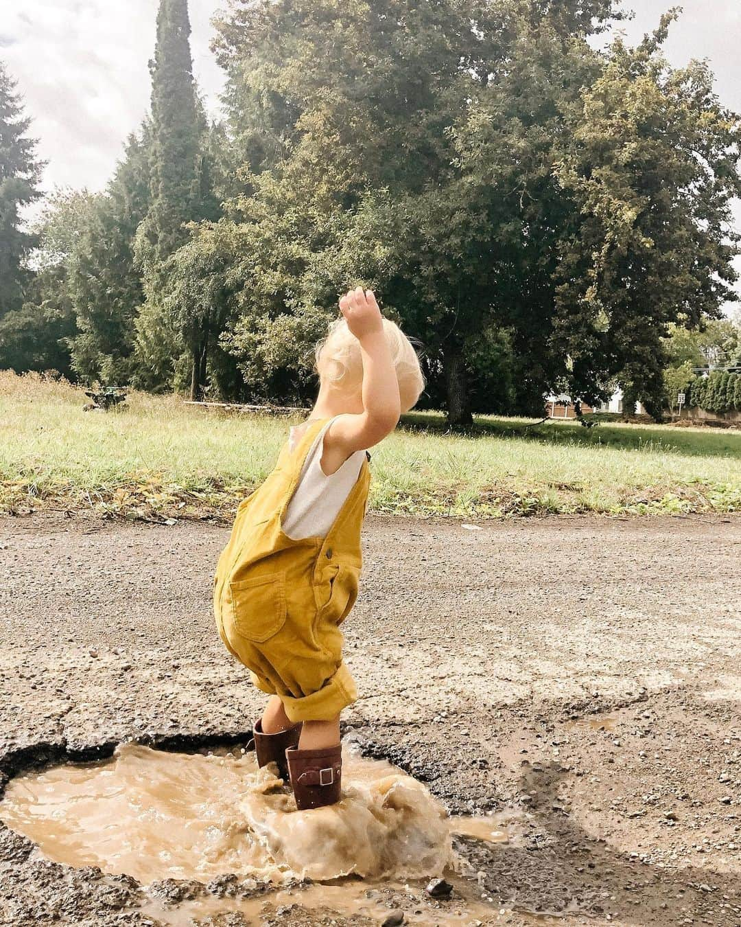 Acacia Brinleyさんのインスタグラム写真 - (Acacia BrinleyInstagram)「My Oregon puddle jumper. Look at that super hero pose in the first picture.」9月17日 4時12分 - acaciakersey