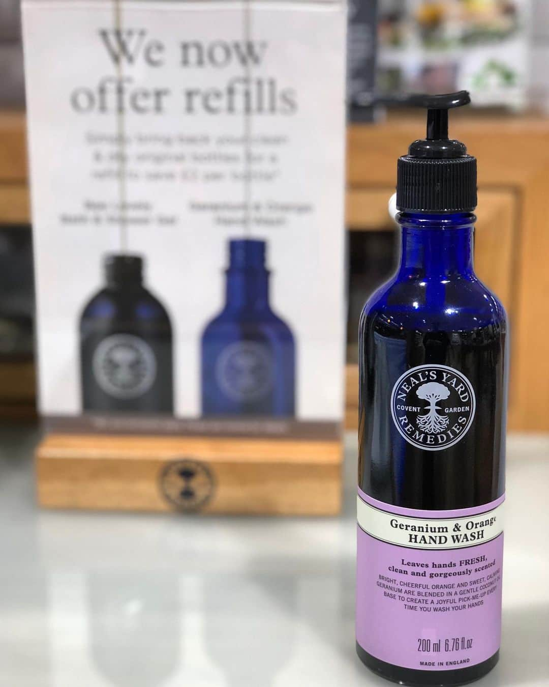 Neal's Yard Remediesさんのインスタグラム写真 - (Neal's Yard RemediesInstagram)「Who’s inspired to make #OneSmallSwap after Organic Beauty & Wellbeing Week? 🙋🏻‍♀️🙋🏽‍♂️🙋🏿‍♀️By choosing Geranium & Orange Hand Wash, you’re opting for a glass bottle filled with certified-organic ingredients, and you can bring in your empty, clean bottle to be refilled in store.  Available at our Covent Garden, Marylebone, Islington, Gillingham (Dorset), Oxford, Bristol, Salisbury, Manchester and Glasgow stores #MakeADifferenceMonday」9月17日 4時04分 - nealsyardremedies