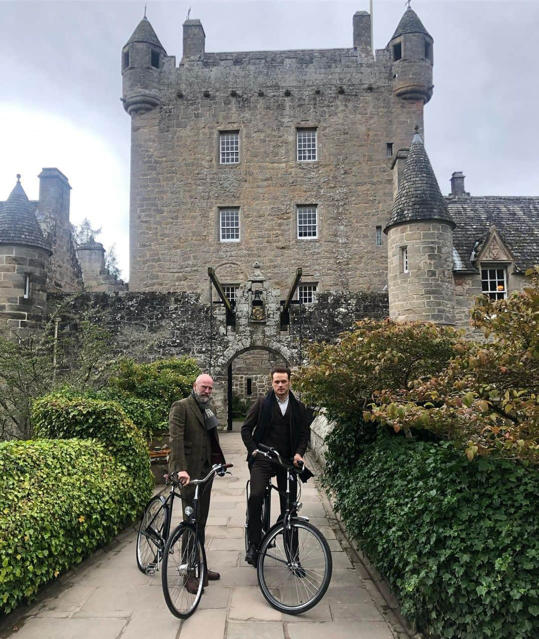 サム・ヒューアンさんのインスタグラム写真 - (サム・ヒューアンInstagram)「What a weekend travelling around Scotland! 🏴󠁧󠁢󠁳󠁣󠁴󠁿 Can’t wait for you all to come with us on our @clanlands adventure! @grahammctavish @greatglencompany」9月17日 4時15分 - samheughan