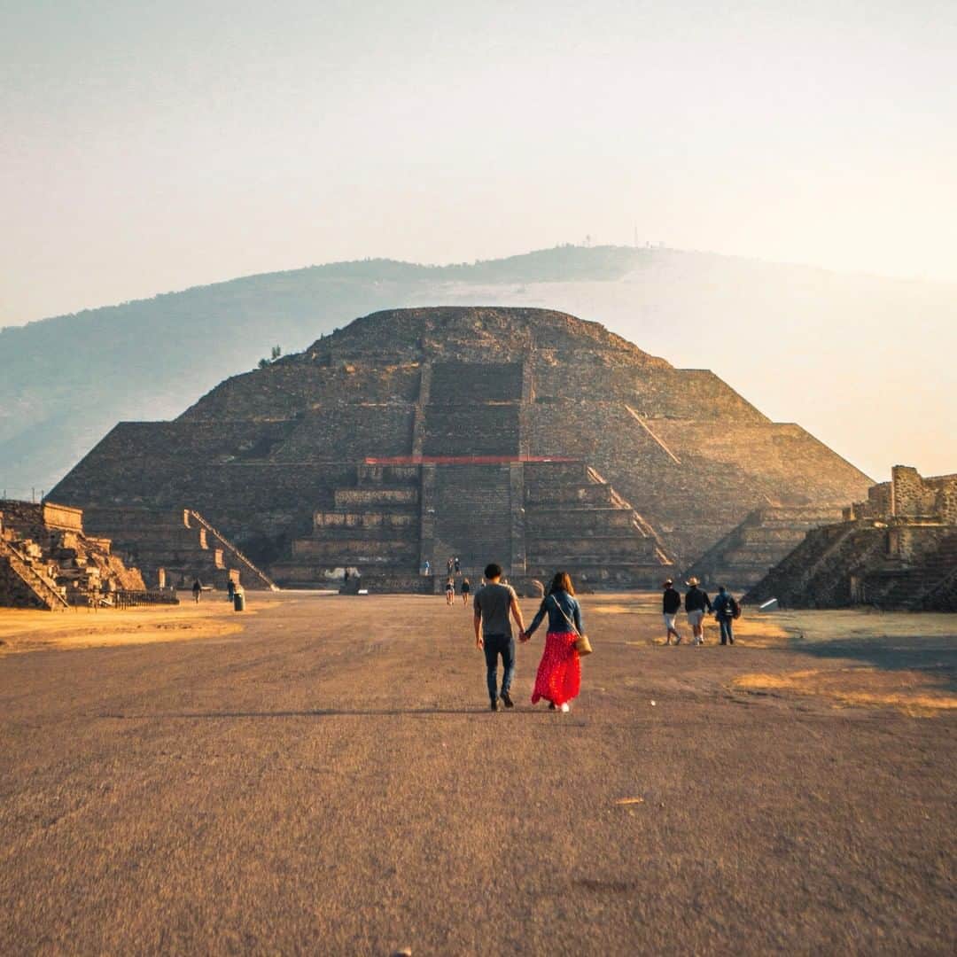 デルタ航空さんのインスタグラム写真 - (デルタ航空Instagram)「After you fly into #MEX, wander to La Piramide de la Luna and step back in time — literally. Climb to the top for a perfect vantage point of the ancient city of Teotihuacan. Pro tip: Bring water. The pyramids are located at high altitudes and the air is thinner.  Tap into our highlights for more things to add to your Mexico City #Wanderlist during your visit.  Photo: @julio_gomx」9月17日 4時25分 - delta