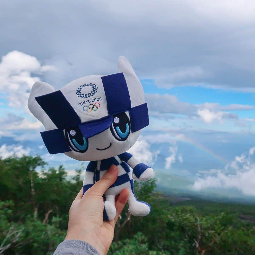 2020年東京オリンピックさんのインスタグラム写真 - (2020年東京オリンピックInstagram)「We took @miraitowa and @someity to Mount Fuji 🗻  1) Miraitowa with 🌈 2) Someity 🤝 3) Miraitowa & Someity met🦌 on their way 4) and the 4AM sunrise 🌅  You can watch more about their journey to the top of #mountfuji on our previous post or IGTV 📺」9月17日 4時27分 - tokyo2020