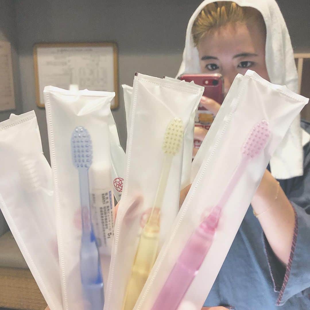 橋本香澄さんのインスタグラム写真 - (橋本香澄Instagram)「. 歯ブラシ4色もある🧴🌸 かわいい☺️🦷❤︎ . #はなおりみっけ #hanawori  #hakone #ashinoko #kanagawa  #toothbrush #fourcolors #cute  #trip #tripgirl #traveler #holiday」9月16日 19時36分 - _jasmine_tete_
