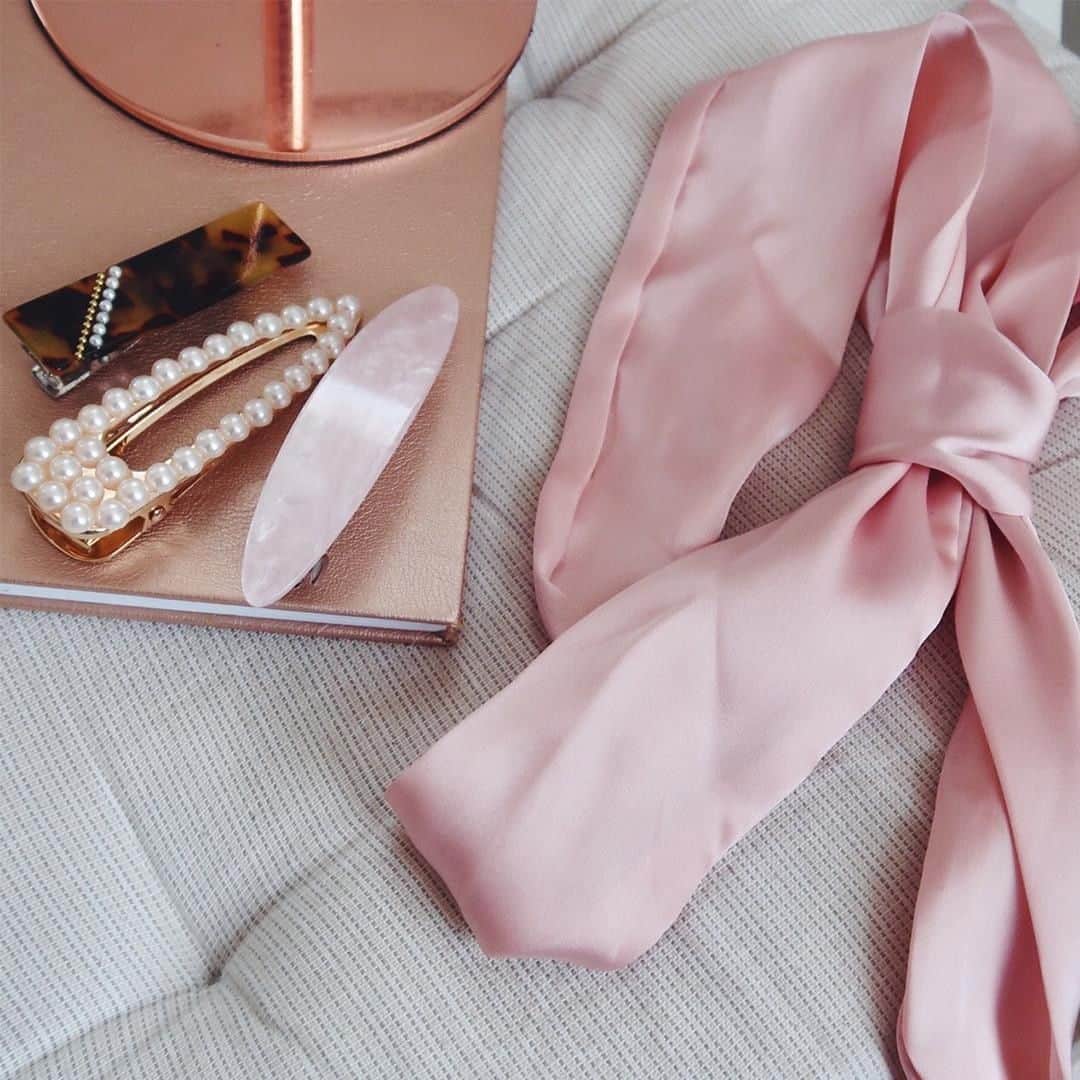 アクセサライズのインスタグラム：「Jazz up your hairstyle with pretty pink accessories, made for mega-glam styling. 🎀 🔍 3 pack hair clips - 7867342700 🔍 Long satin scarf - 7860857000 📸 @whatlydialikes  Tap the link in the bio to shop now.  #Accessorize #Accessorizer」